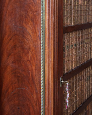 Mueble auxiliar Luis XVI con frente de libros "trompe l´oeil"