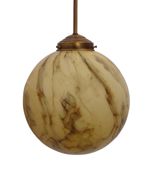 Lámpara vintage de techo con bola de vidrio color marfil y estructura de latón