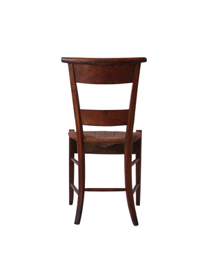 Conjunto de seis sillas francesas en madera de nogal con faldón y asiento de enea. Época directorio