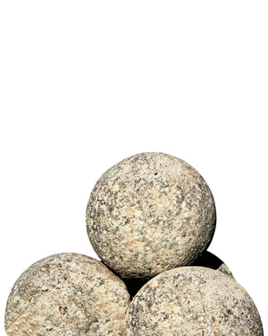 Conjunto de cuatro bolas de jardín realizadas en piedra. Siglo XVIII
