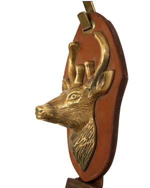Pareja de ganchos realizados en cuero con talla de cabeza de ciervo en bronce