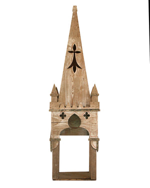 Maqueta de madera con forma de antiguo campanario