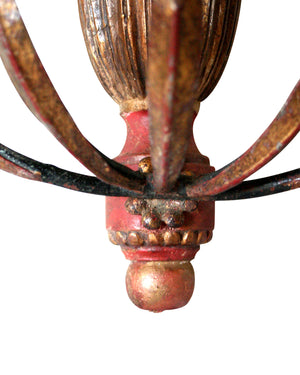 Aplique de madera tallada con pátina roja y dorada con forma de palma con cinco portaluces