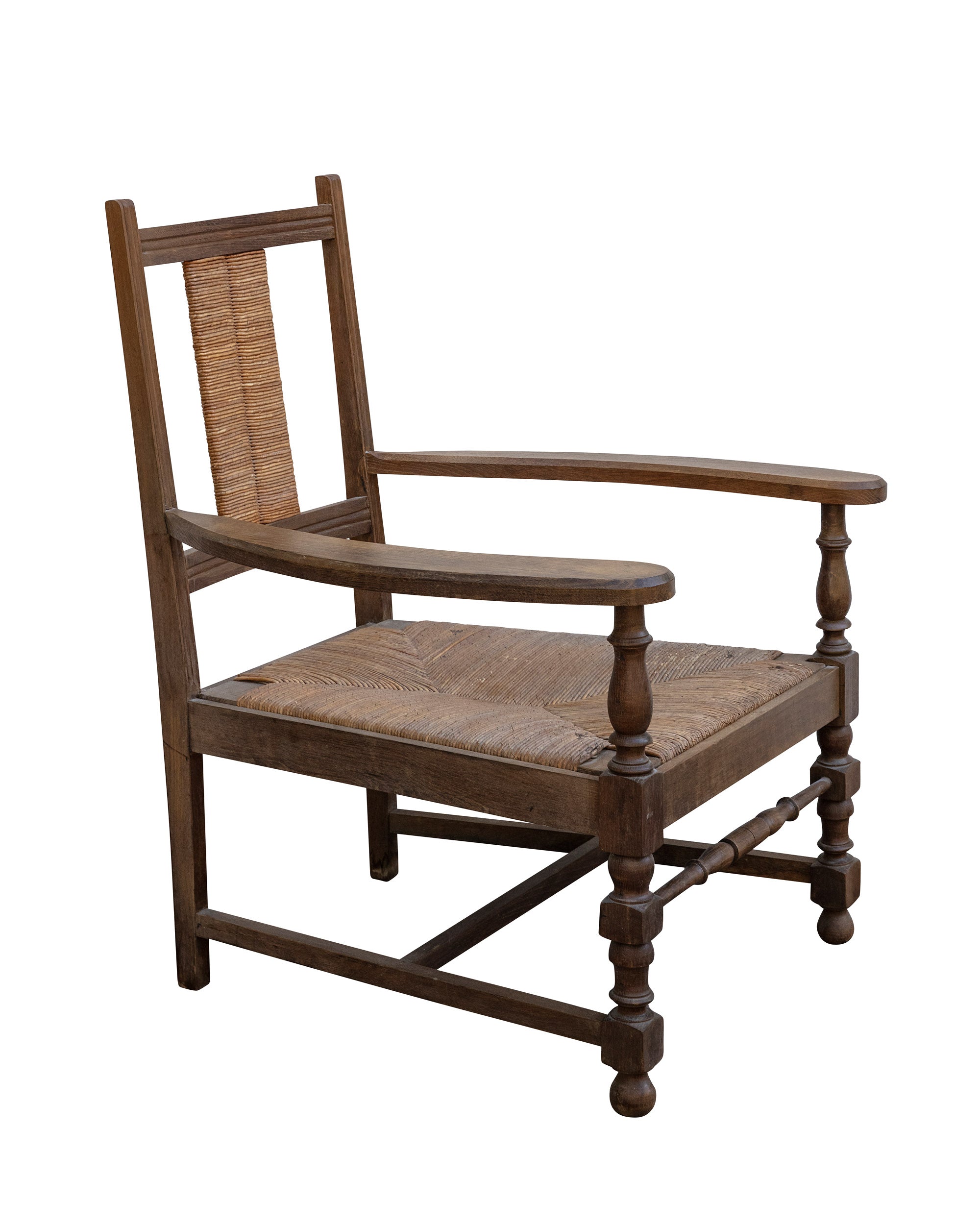 Butaca de madera con asiento y respaldo confeccionados con paja. Años 50.