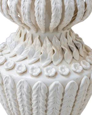 Lámpara de sobremesa en forma de copa con hojas adosadas en cerámica esmaltada en blanco de Manises. España. Siglo XX