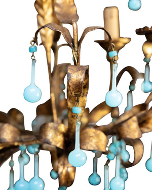 Lámpara de techo formada por pandelocas de cristal de murano azul, estructura de bronce y cuatro portaluces