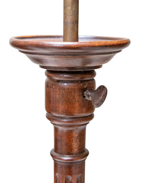 Atril de columna y base de tres pies fabricado en madera tallada a mano con pátina de cera