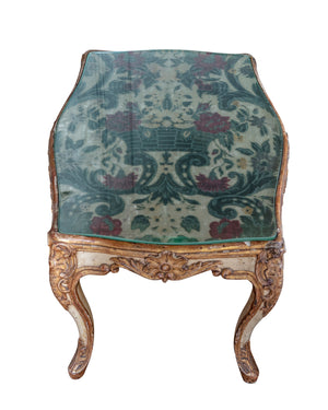 Mesita auxiliar de madera tallada y sobre de tela de damasco de seda y terciopelo. Siglo XVIII