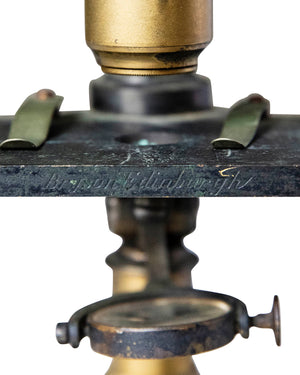 Pequeño microscopio de bronce