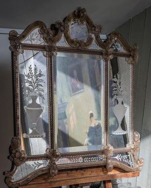 Espejo veneciano con decoraciones florales. Italia. Siglo XIX