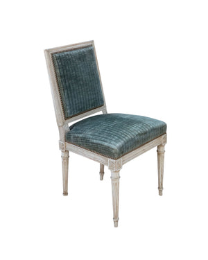 Conjunto de doce sillas en laca blanca y tapicería original de Rubelli. Estilo Luis XVI. Francia. Siglo XVIII