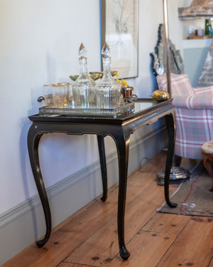 Mesa de café tipo "cabaret" con tablero lacado y filo dorado. Final siglo XIX