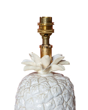 Pareja de lámparas de cerámica blanca y latón con forma de piña. Siglo XX