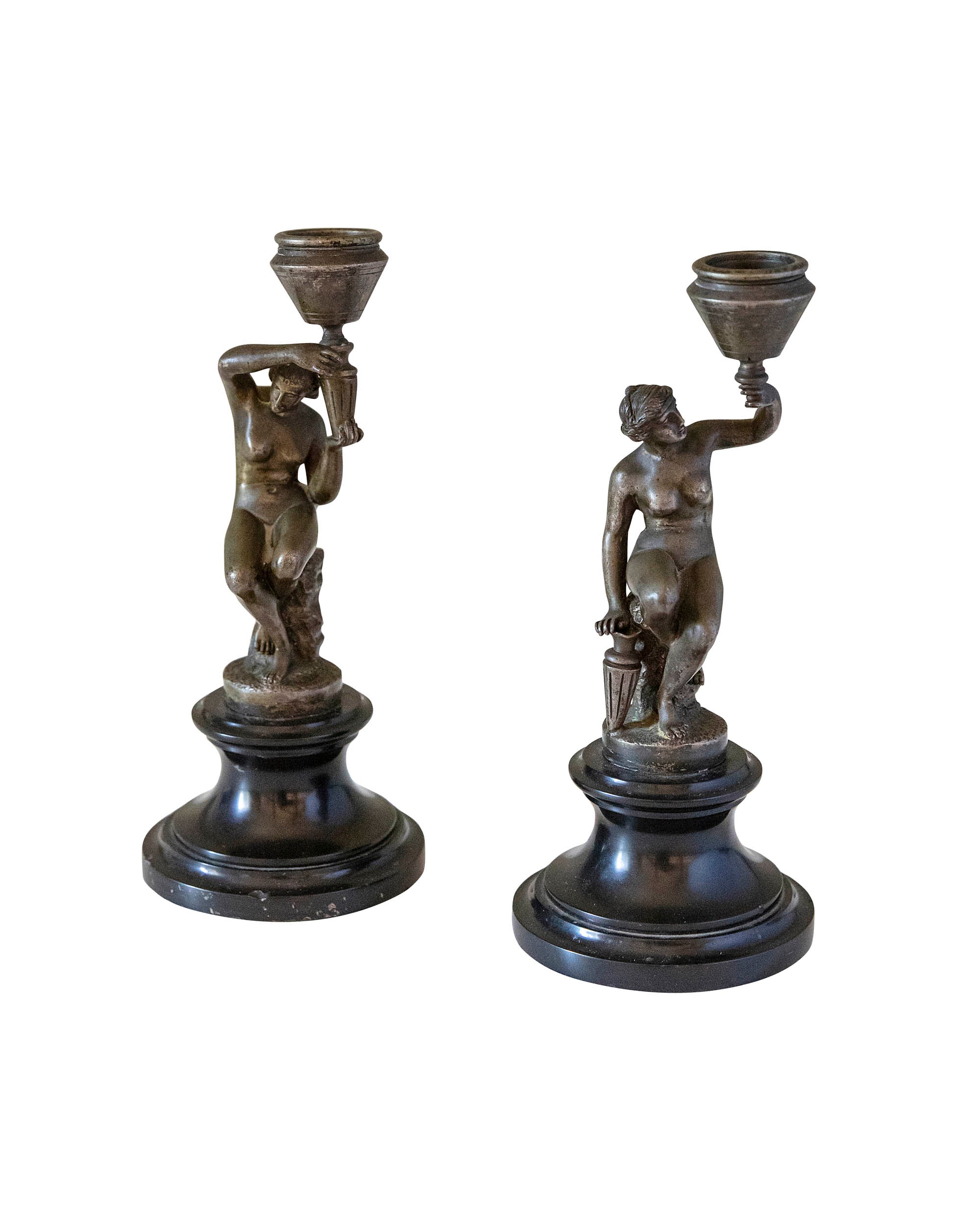 Pareja de candelabros de bronce soportados por mujeres desnudas y peana de madera