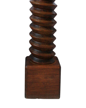 Lámpara realizada con tornillos de prensa en madera con base cuadrada