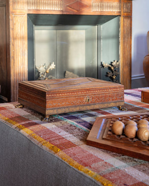 Caja joyero forrada de cuero grabado con pies de latón e interior de terciopelo