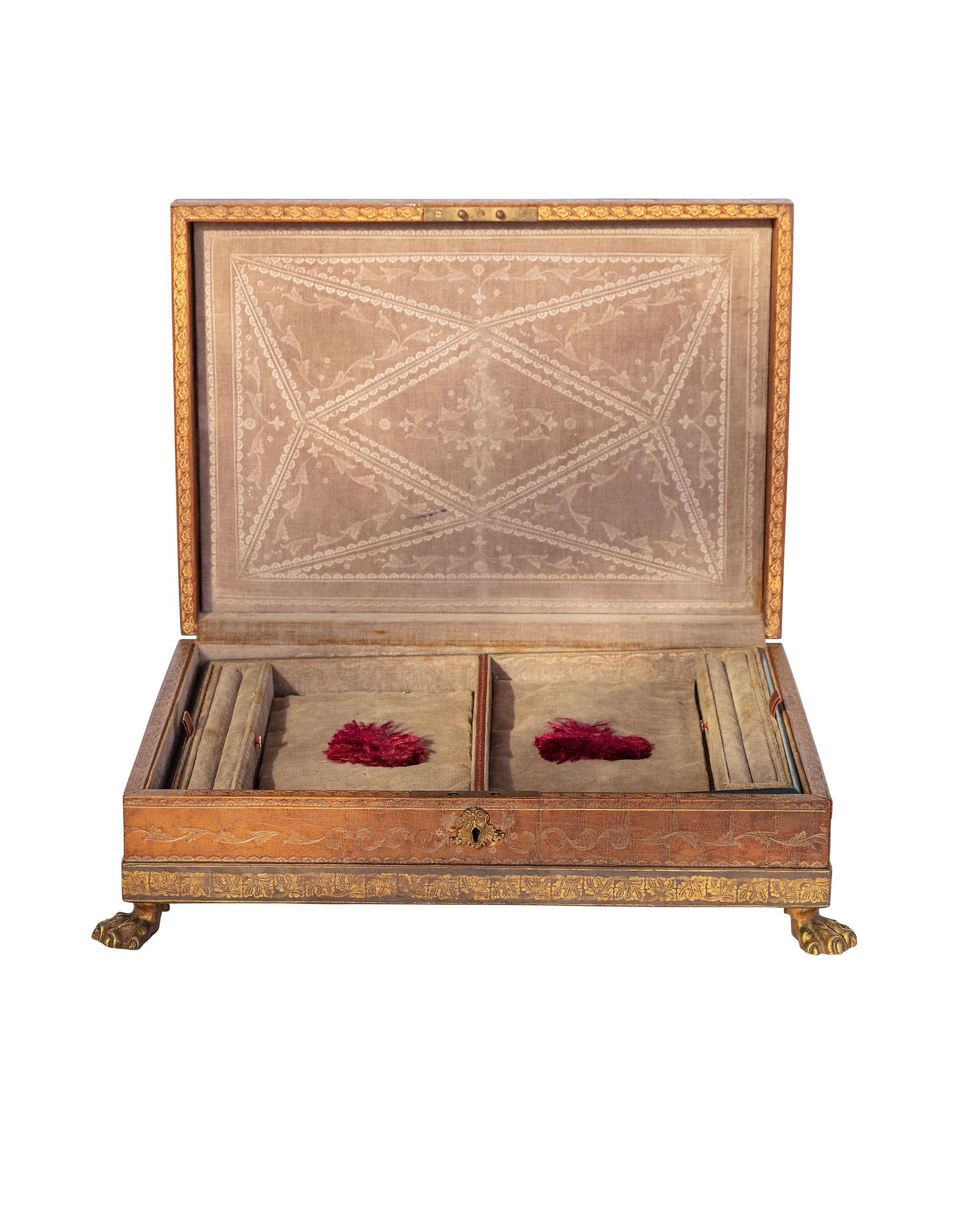 Caja joyero forrada de cuero grabado con pies de latón e interior de terciopelo