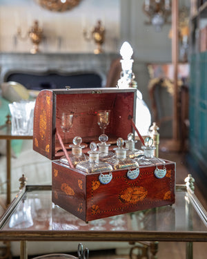 Caja de madera taraceada con seis botellas de licor y dos copas. Holanda. Siglo XVIII