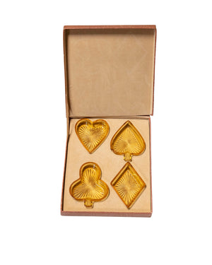 Estuche de piel con cuatro ceniceros de cristal amarillo representando los naipes de la baraja francesa. Casa Kirby, Beard & Co. 5 Rue Auber, París. Francia