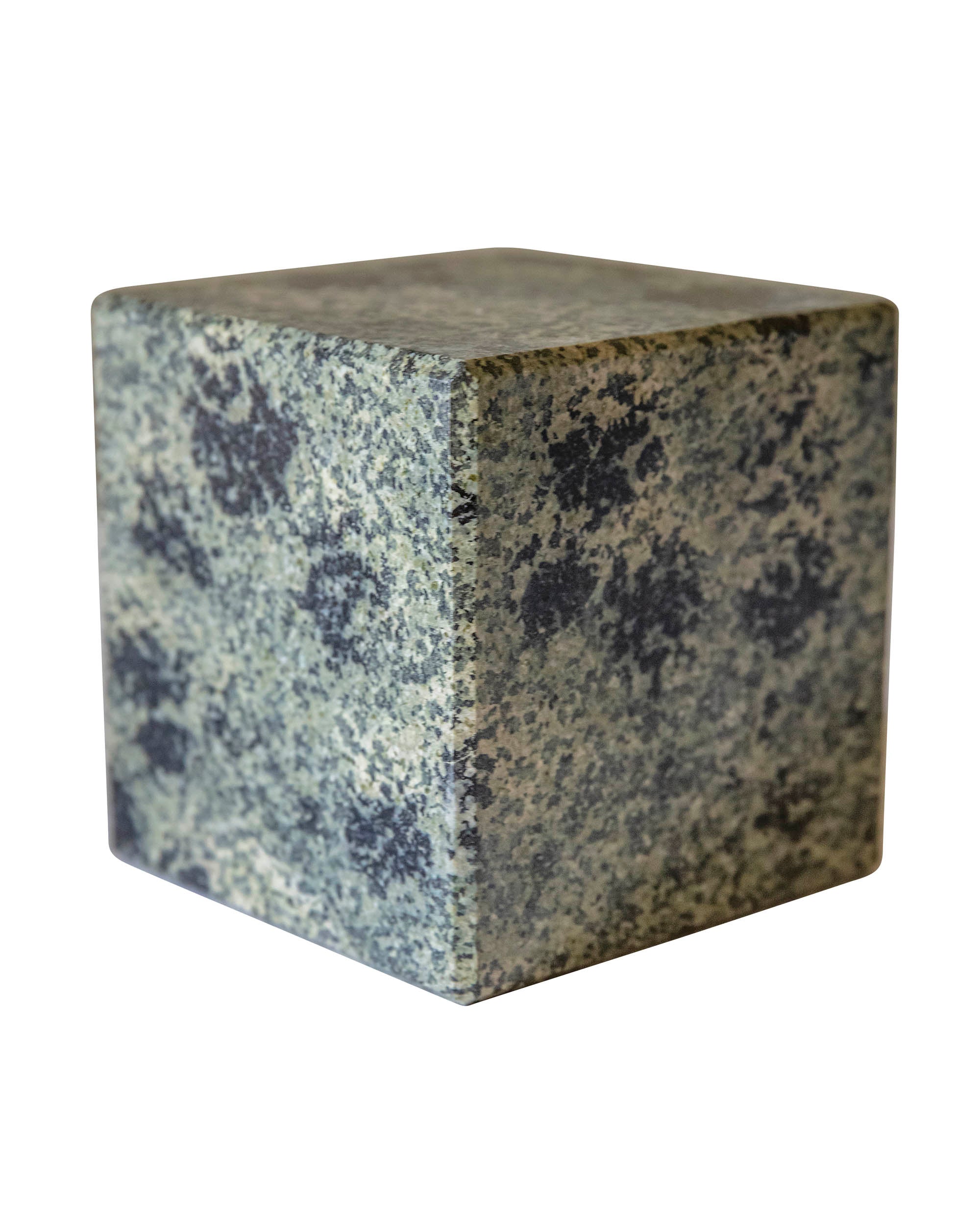 Cube en marbre avec des traces vertes et noires