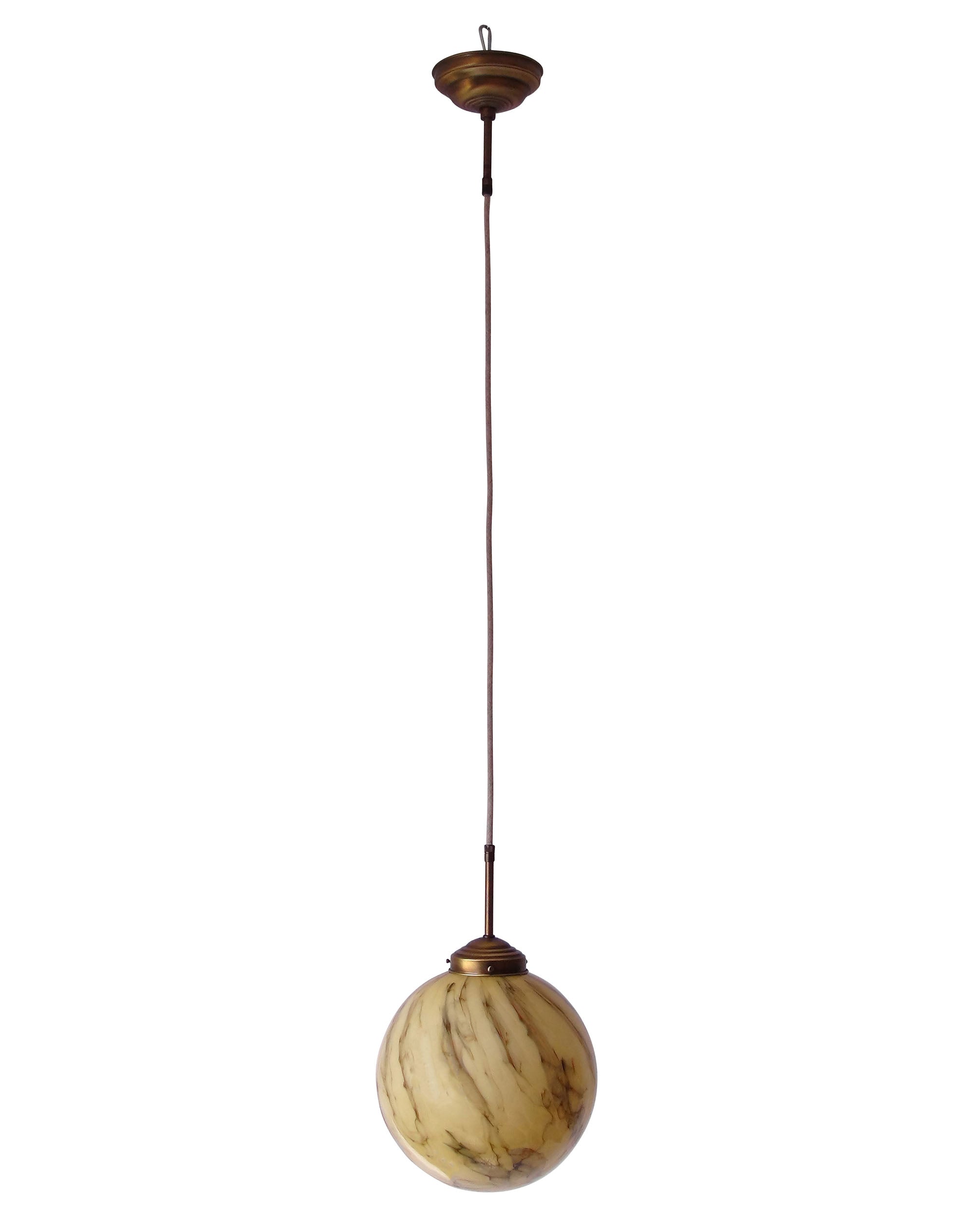 Lampe de plafond vintage avec boule de verre couleur ivoire et structure en laiton
