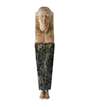Pareja de esfinges egipcias de marfil sobre talla de mármol