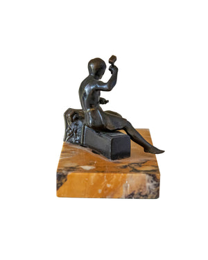 Escultor de bronce sobre base de mármol