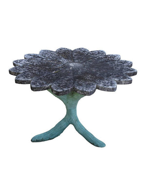 Mesa de piedra con forma de flor