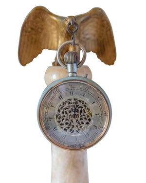Reloj turco soportado por águila de bronce sobre peana de mármol blanco