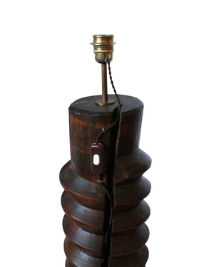 Lampe faite d’un vis de pressoir en bois avec base carrée