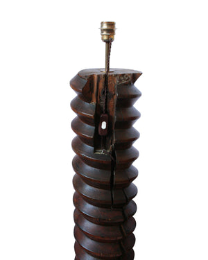 Lámpara realizada con tornillos de prensa en madera con base redonda