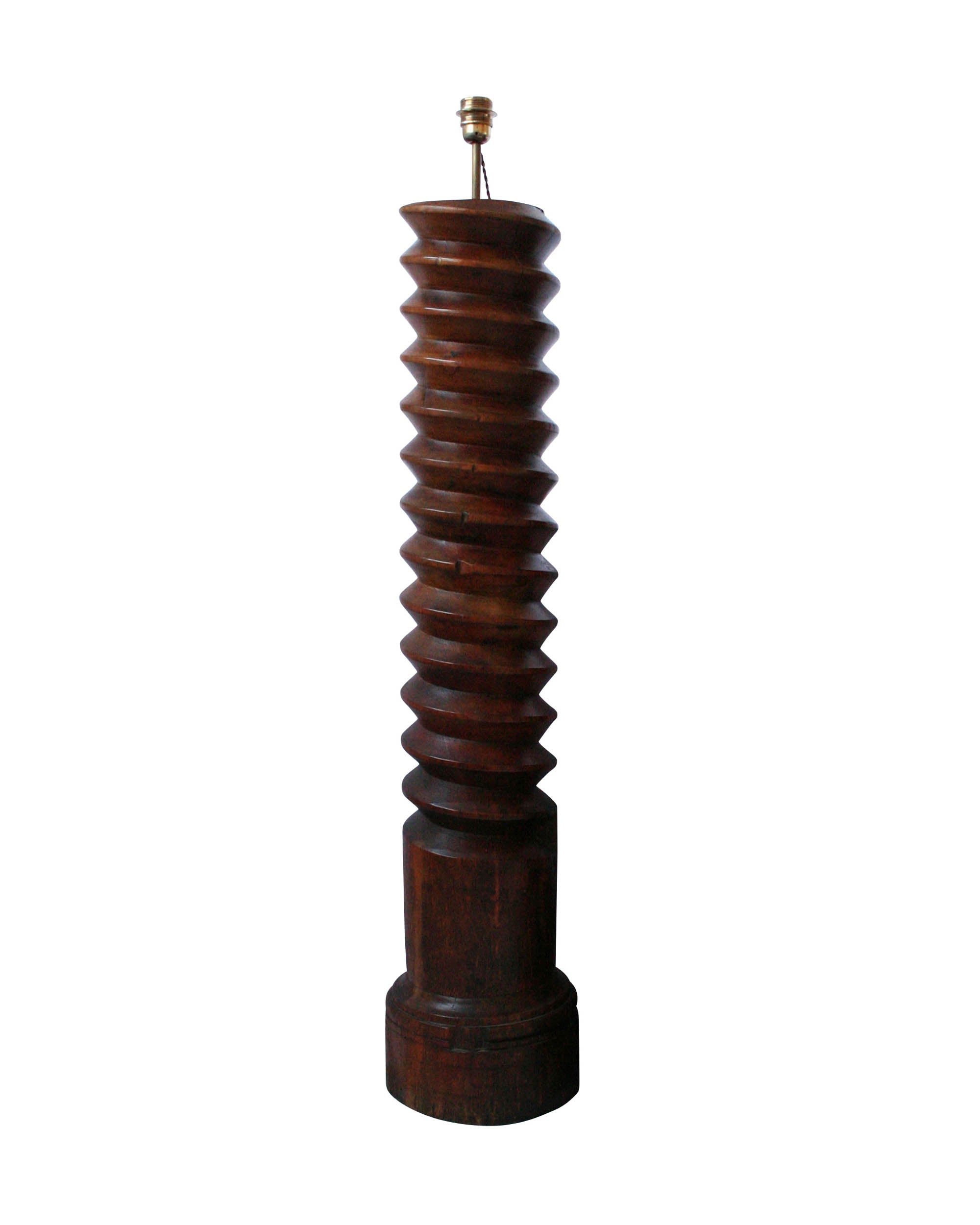 Lampe faite d’un vis de pressoir en bois avec base ronde 