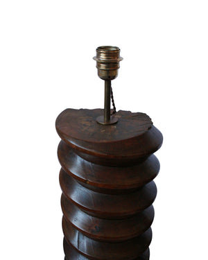 Lámpara realizada con tornillos de prensa en madera con base redonda
