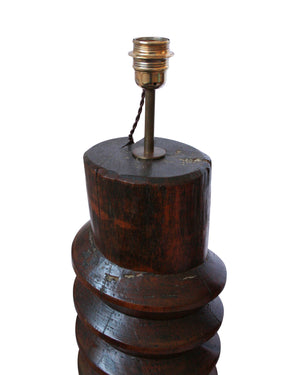 Lámpara realizada con tornillos de prensa en madera con base cuadrada