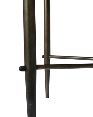 Mesa original con tapa de madera lacada en negro con decoraciones de loros y pie de hierro dorado. P. Bertelli. Francia. Años 70