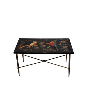 Table originale avec plateau en bois laqué noir avec décorations de perroquets et base en fer doré. P. Bertelli. France. Années 70
