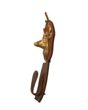 Pareja de ganchos realizados en cuero con talla de cabeza de ciervo en bronce