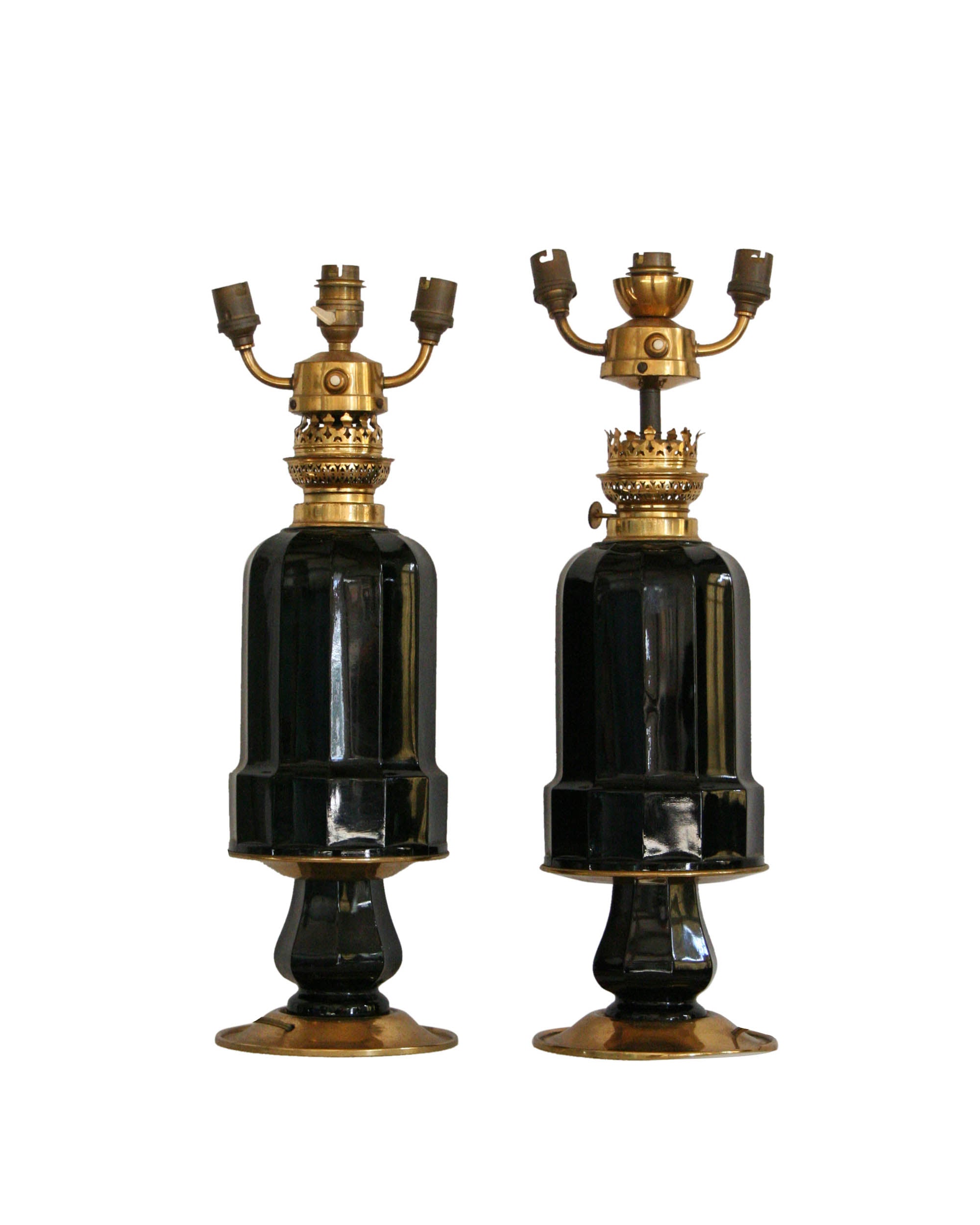 Couple de lampes de table fabriquées en opaline noire avec trois porte-lumières. Fin du XIXème siècle