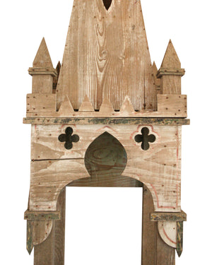 Maqueta de madera con forma de antiguo campanario