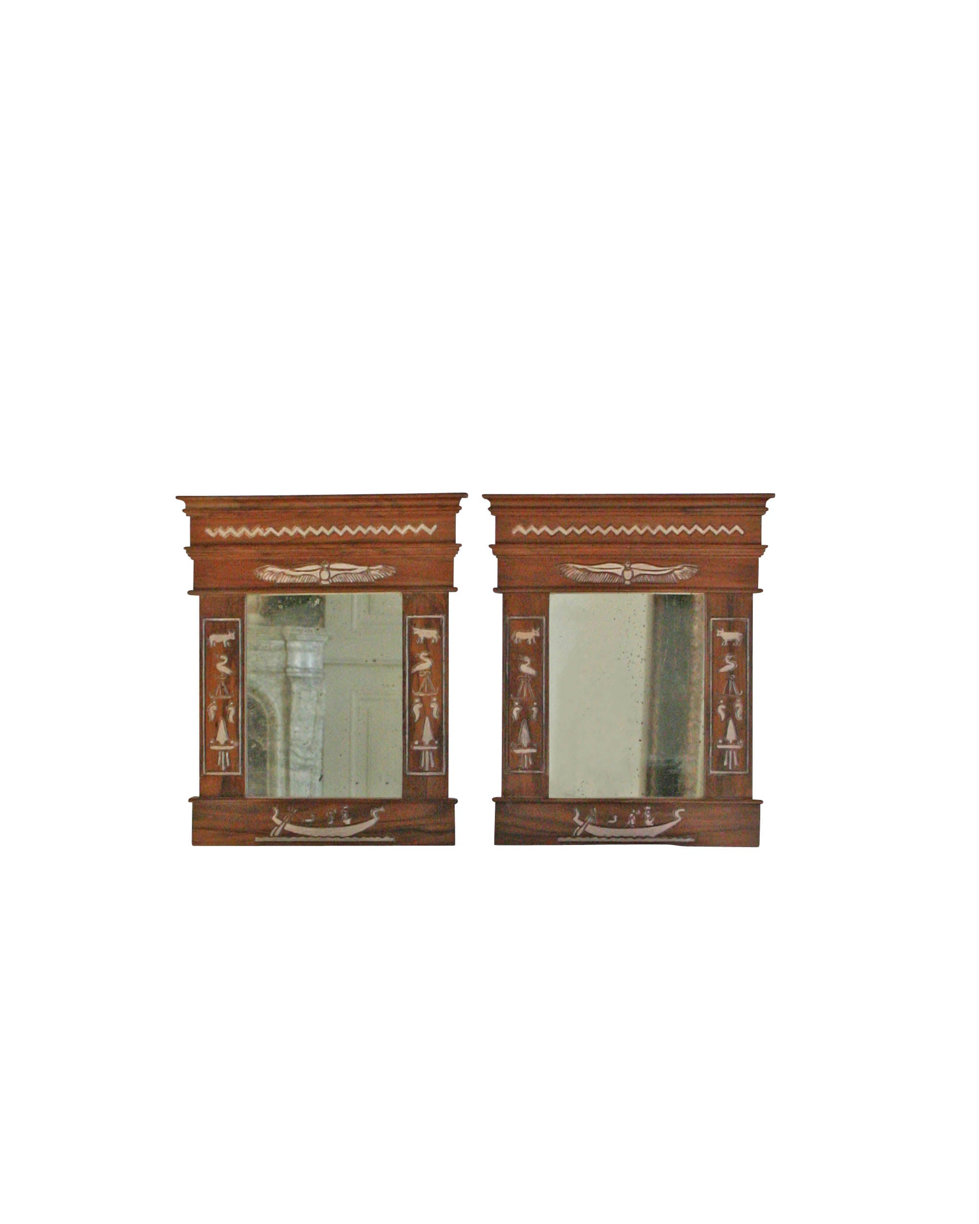 Pareja de espejos con marco de madera tallada con representaciones egipcias (Egiptomanía)