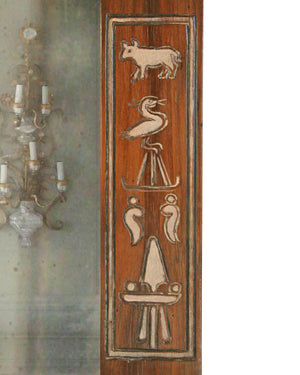 Paire de miroirs avec cadre en bois sculpté avec représentations égyptiennes (Egyptomanie)