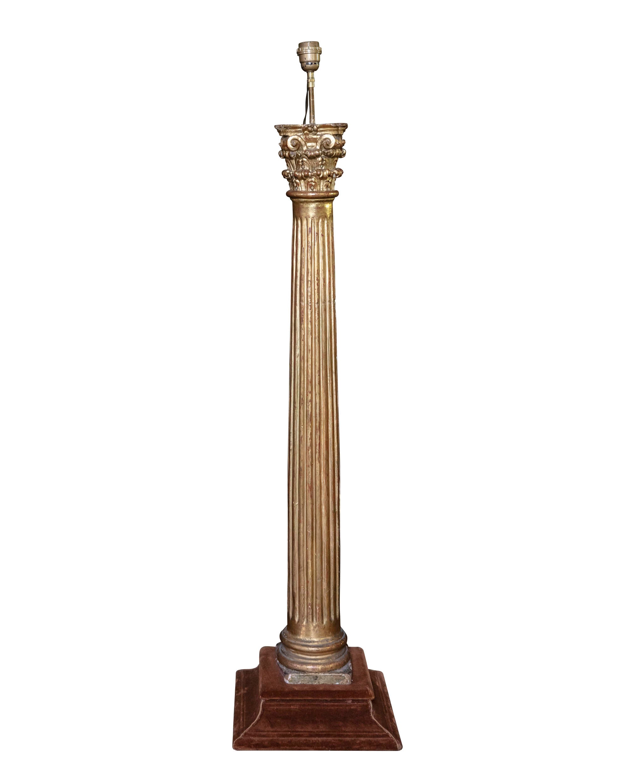 Lámpara de pie con forma de columna corintia dorada tallada en madera. Finales siglo XIX
