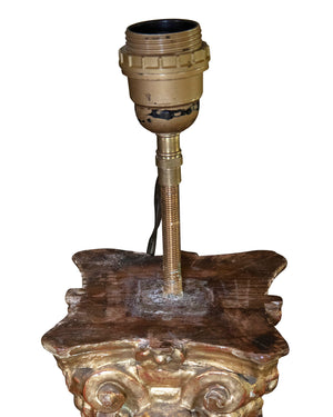 Lámpara de pie con forma de columna corintia dorada tallada en madera. Finales siglo XIX