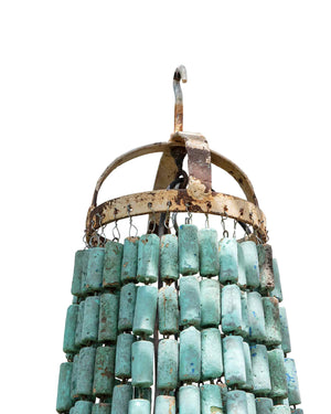 Lámpara de techo con estructura de hierro forjado con venas de corchos color verde agua y seis portaluces
