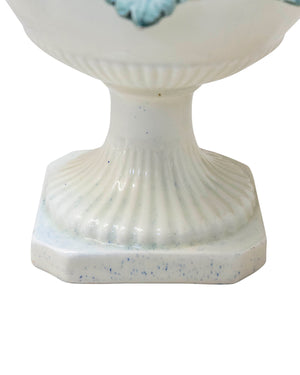 Lámpara de sobremesa en forma de copa con uvas y pámpanos en cerámica esmaltada de Manises. España. Siglo XX