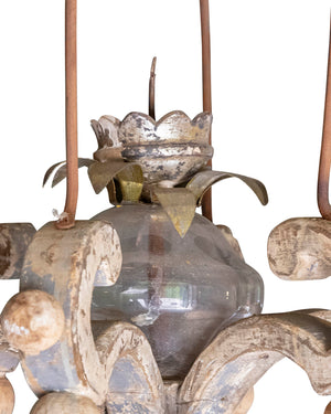 Paire de bougeoirs suspendus avec structure en fer, base en bois polychromé et coeur en verre