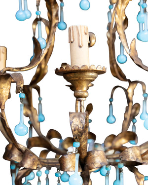 Lustre formée de pendeloques en verre de Murano bleu, structure en bronze et quatre porte-lumières
