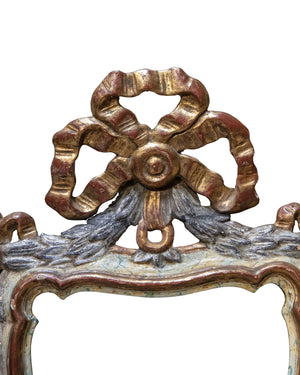 Pareja de marcos de madera policromada coronados por guirnalda y lazo dorado. Siglo XVIII