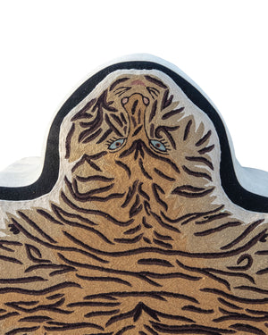 Ottoman tapissé avec une peau de tigre brodée en laine 100% (Ambre)