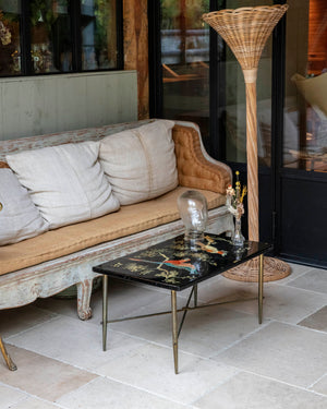 Mesa original con tapa de madera lacada en negro con decoraciones de loros y pie de hierro dorado. P. Bertelli. Francia. Años 70
